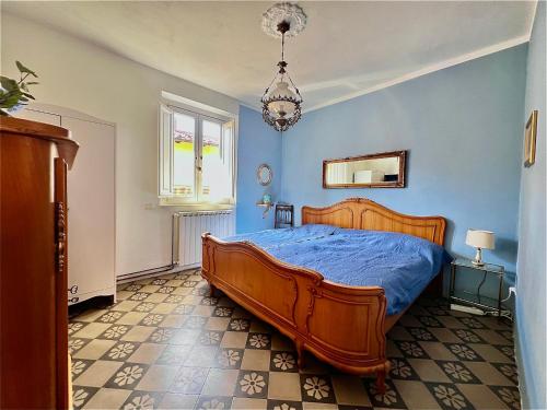 1 dormitorio con 1 cama grande en una pared azul en Casa Florian, en Lucca