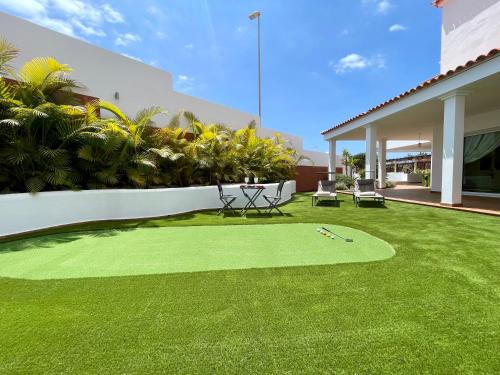 een tuin met een putting green in een huis bij Beautiful Villa Amorio - Private Heated Pool with Sea Views & WIFI in Adeje