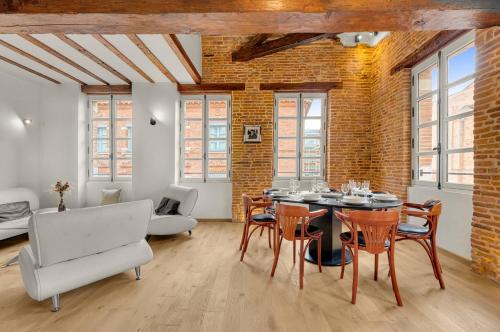 un salon avec une table et des chaises dans l'établissement Monsieur Henri - Grand appt en plein centre ville, à Toulouse