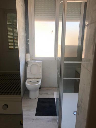 een kleine badkamer met een toilet en een raam bij Magnifique T2 bien desservi in Marseille
