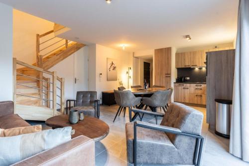 un salon avec une table et des chaises et une cuisine dans l'établissement Résidence Méri-Bellecombe, à Brides-les-Bains