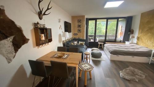 sypialnia z łóżkiem i stołem w pokoju w obiekcie Studio consys w mieście Bad Hofgastein