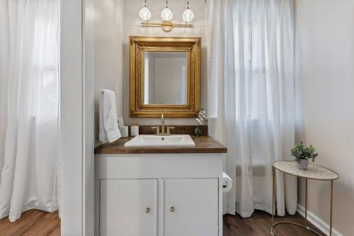 Fotografie z fotogalerie ubytování Beautiful Condo - King Bed - Free Waffle Breakfast v destinaci Geneva