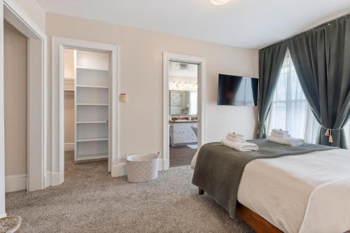 Postel nebo postele na pokoji v ubytování Beautiful Condo - King Bed - Free Waffle Breakfast