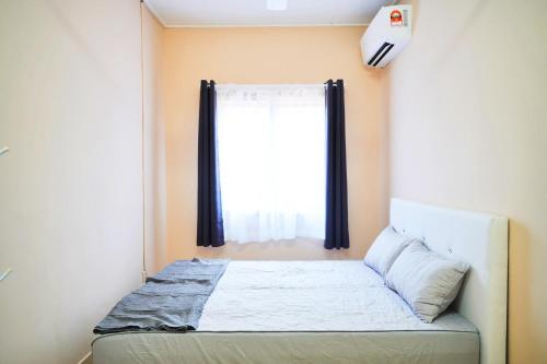 Postel nebo postele na pokoji v ubytování Peach Homestay Tasik Puteri