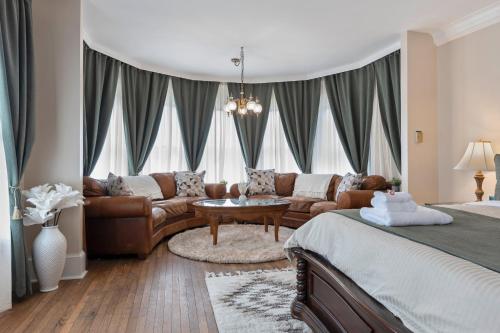 Posezení v ubytování Beautiful Condo - King Bed - Free Waffle Breakfast