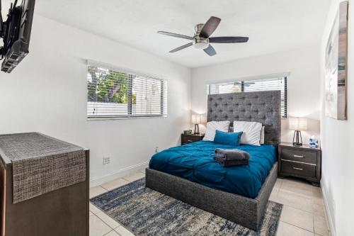 - une chambre avec un lit et un ventilateur de plafond dans l'établissement Miami Oasis, Spacious 4-Bedroom Home with Pool, à Miami