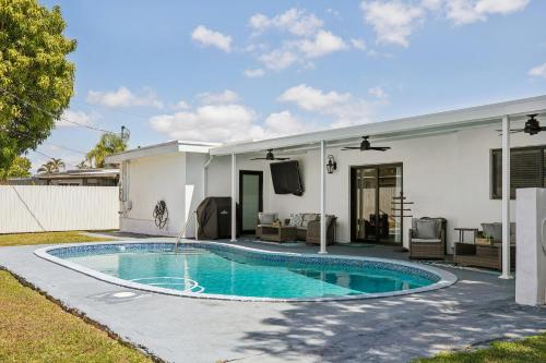 - une piscine dans l'arrière-cour d'une maison dans l'établissement Miami Oasis, Spacious 4-Bedroom Home with Pool, à Miami