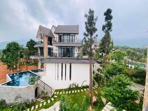 Luftaufnahme eines Hauses mit Swimmingpool in der Unterkunft Valentina Castle - Melorita Hòa Lạc in Hanoi