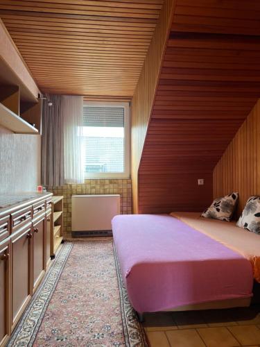 Posteľ alebo postele v izbe v ubytovaní Nahe Düsseldorf Flughafen und Messe, charmante 3-Zimmer-Wohnung mit Küche