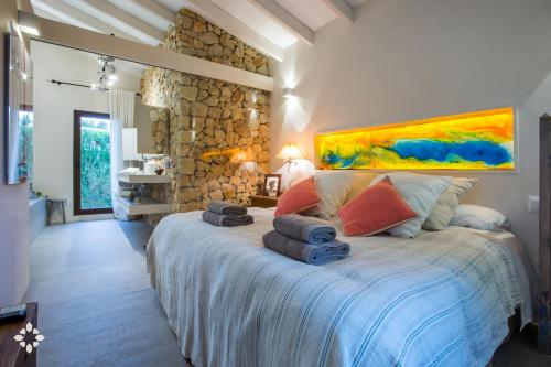 ein Schlafzimmer mit einem großen Bett, auf dem Handtücher liegen in der Unterkunft Villa Barbados by Abahana Luxe in Fanadix