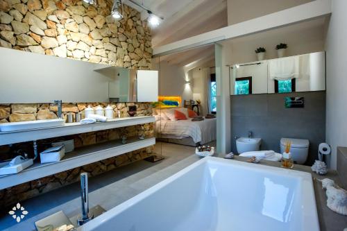 ein Badezimmer mit Badewanne und ein Schlafzimmer in der Unterkunft Villa Barbados by Abahana Luxe in Fanadix