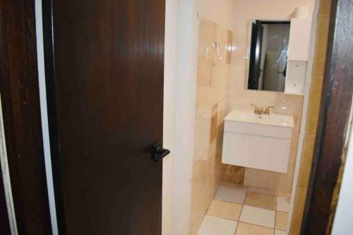 La salle de bains est pourvue d'un lavabo et d'un miroir. dans l'établissement Metropolitan Apartment, à San Juan