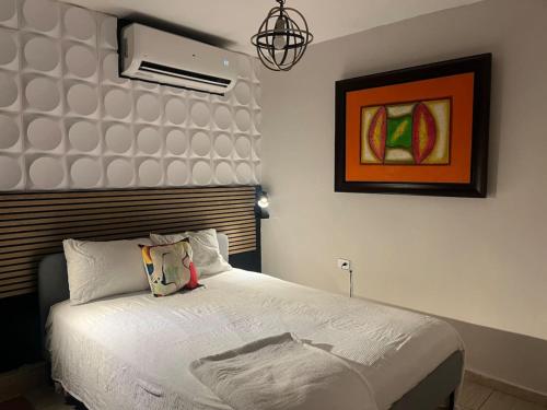- une chambre avec un lit et une peinture murale dans l'établissement Metropolitan Apartment, à San Juan