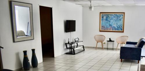 ein Wohnzimmer mit einem blauen Sofa und Stühlen in der Unterkunft Group Unit Great Location in San Juan