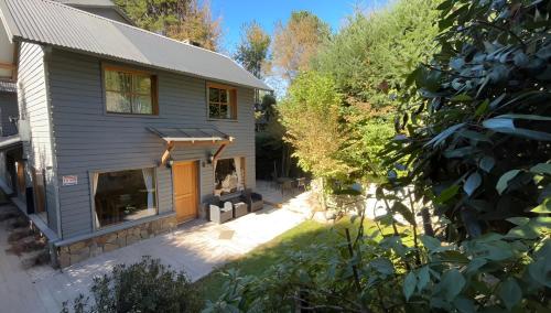 an aerial view of a house with a yard at Las Cumbres Apart & Suites in San Martín de los Andes
