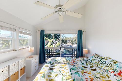 1 dormitorio con 1 cama y ventilador de techo en Waikoloa Hills #105: Pineapple Paradise en Waikoloa