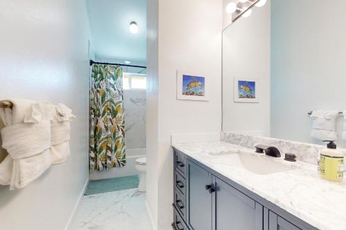een witte badkamer met een wastafel en een douche bij Waikoloa Hills #105: Pineapple Paradise in Waikoloa