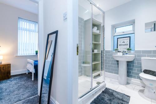 a bathroom with a toilet and a sink at Modern 3-Bedroom Apartment - Sleeps 5 in Liverpool