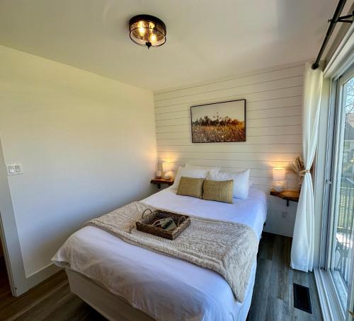 a bedroom with a bed and a window at Golf Spa Relax in Collingwood