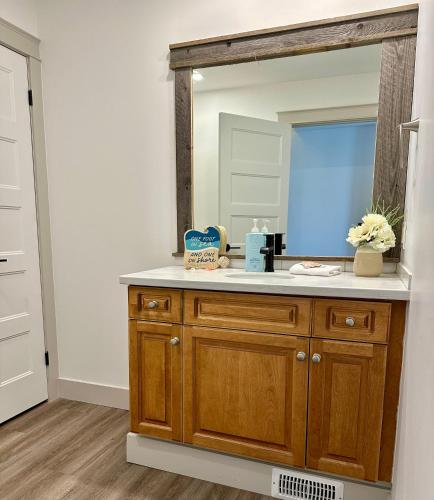a bathroom with a sink and a mirror at Golf Spa Relax in Collingwood