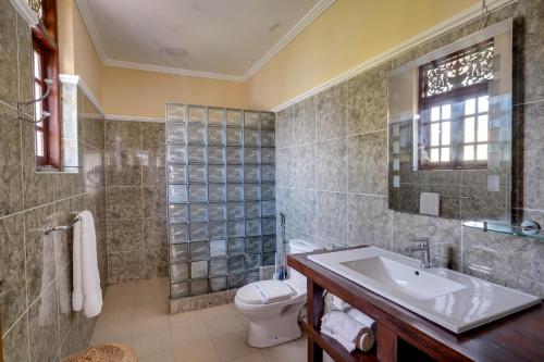 Ένα μπάνιο στο Villa Mandalay by Scenery Villas