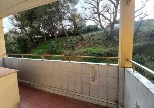 une vue depuis le balcon d'une maison dans l'établissement Appartement 3 pièces + parking, à Cagnes-sur-Mer