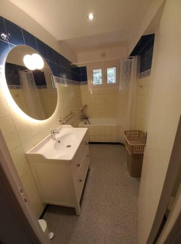 une salle de bain avec un lavabo et un miroir dans l'établissement Appartement 3 pièces + parking, à Cagnes-sur-Mer
