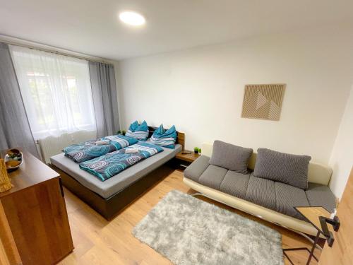 - un salon avec un lit et un canapé dans l'établissement Moderne Ferienwohnung Felbbauer #30, à Knittelfeld