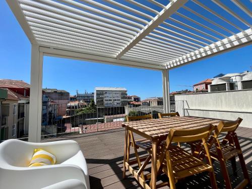 un patio con tavolo e sedie sul balcone. di Porto XL a Porto
