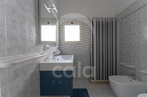 un bagno con lavandino, WC e vasca di Villa Giulia By Cala Salento a Torre Lapillo