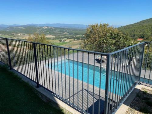 une clôture métallique autour d'une piscine avec vue dans l'établissement Les terrasses de Lure, à Villemus