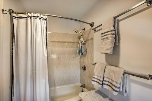 y baño con ducha y cortina de ducha. en Narragansett Home with Scenic Deck Less Than 2 Mi to Beach!, en Narragansett