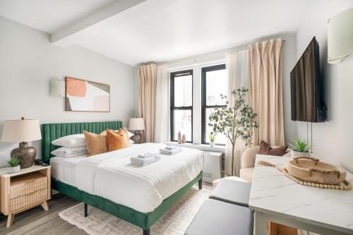 een slaapkamer met een bed en een woonkamer bij 73-819 New Studio UWS Doorman Gym in New York
