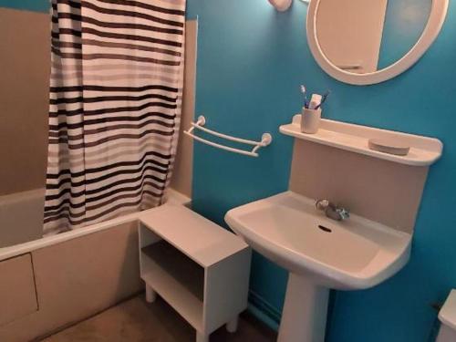 une salle de bain avec un lavabo, des toilettes et un miroir dans l'établissement Mont-Dore T3 avec Terrasse, Balcon et WIFI - FR-1-608-175, à Le Mont-Dore