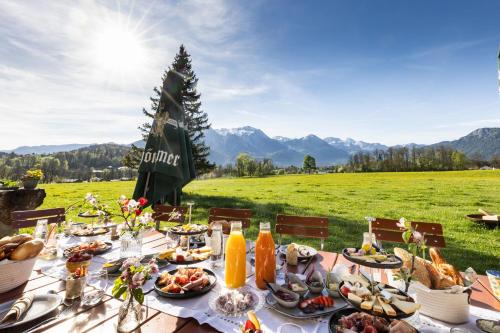 una mesa con comida en un campo en Wassererlehen, en Bischofswiesen