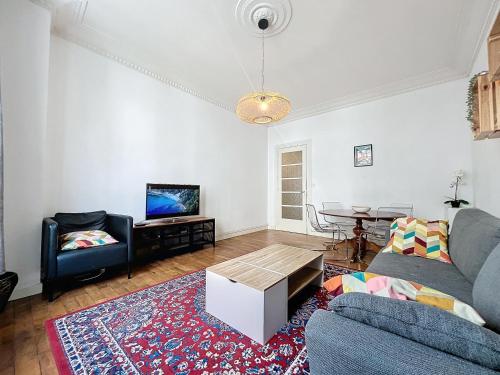 un salon avec un canapé et une table dans l'établissement Appart de L'ile, 55M2 FIBRE, à Grenoble