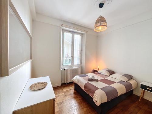 Dormitorio pequeño con cama y mesa en Appart de L'ile, 55M2 FIBRE, en Grenoble