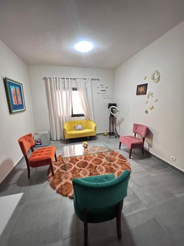 達喀爾的住宿－COMPLEXE BLUE PHOENIX，客厅配有咖啡桌和椅子