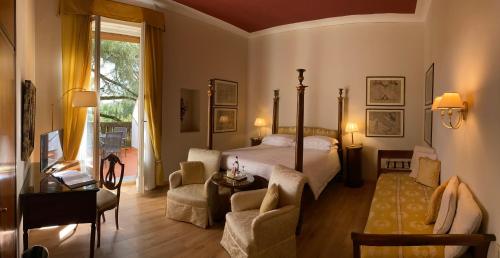 een slaapkamer met een bed en een woonkamer bij Park Palace Hotel in Florence