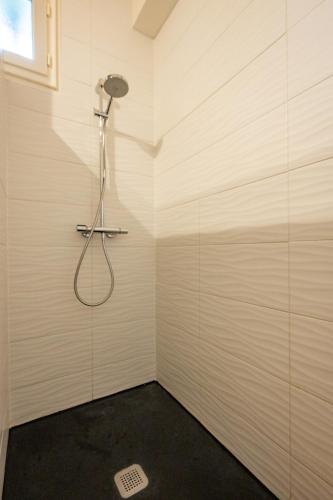 La salle de bains privative est pourvue d'une douche. dans l'établissement Gîte de la Clinarderie, à Fontenay