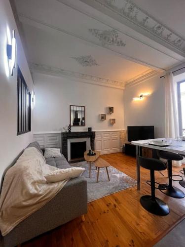 un salon avec un canapé et une table dans l'établissement L'Haussmann - centre ville - 5 personnes, à Cournon-dʼAuvergne