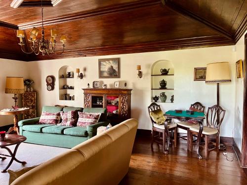 - un salon avec un canapé et une table dans l'établissement Quinta da Mochada, 