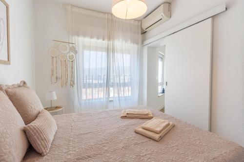 - une chambre avec un grand lit et 2 serviettes dans l'établissement Mirage House, à Sesimbra