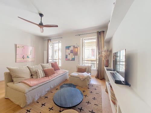 un salon avec un canapé et une table dans l'établissement Nestor&Jeeves - RIVIERA - Central - Near Beach, à Nice