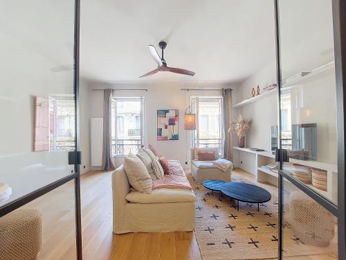 un salon avec un canapé et un ventilateur de plafond dans l'établissement Nestor&Jeeves - RIVIERA - Central - Near Beach, à Nice