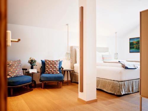 Postel nebo postele na pokoji v ubytování TAUROA Seehotel Grundlsee