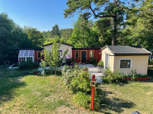 een rij cottages in een tuin bij Mysig stuga i Rute med stor trädgård in Lärbro
