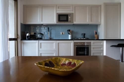 een keuken met een kom eten op een tafel bij Adagio Suite in Rapallo
