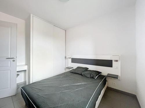 ein Schlafzimmer mit einem großen Bett in einem weißen Zimmer in der Unterkunft 3317 - Appartement 6 couchages in Argelès-sur-Mer